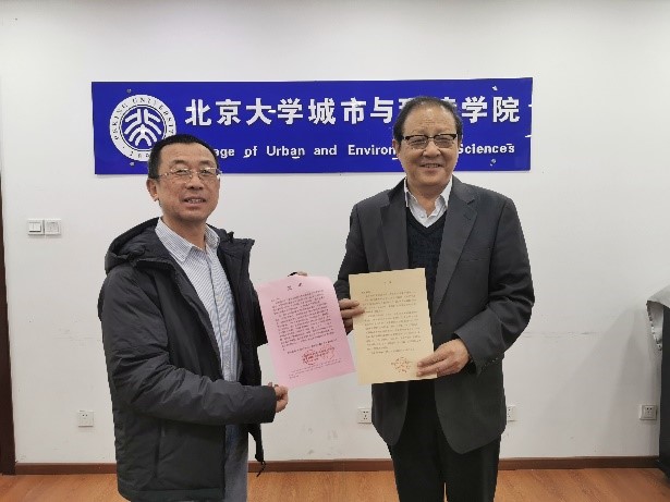 劉耕年代表學(xué)校接受侯仁之星命名公報(bào)和賀信.jpg