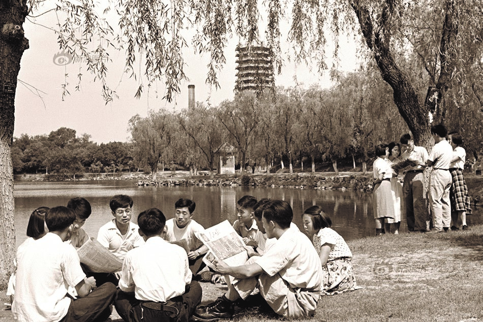 1954年，北大學生在未名湖邊學習憲法草案.jpg