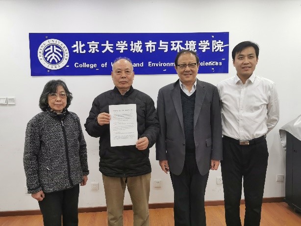家屬代表接受侯仁之星命名公報(bào)和賀信.jpg